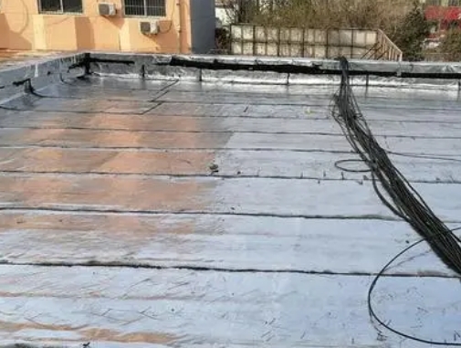 丛台卫生间漏水维修公司分享下丛台屋面楼顶防水刚性防水层施工要点。